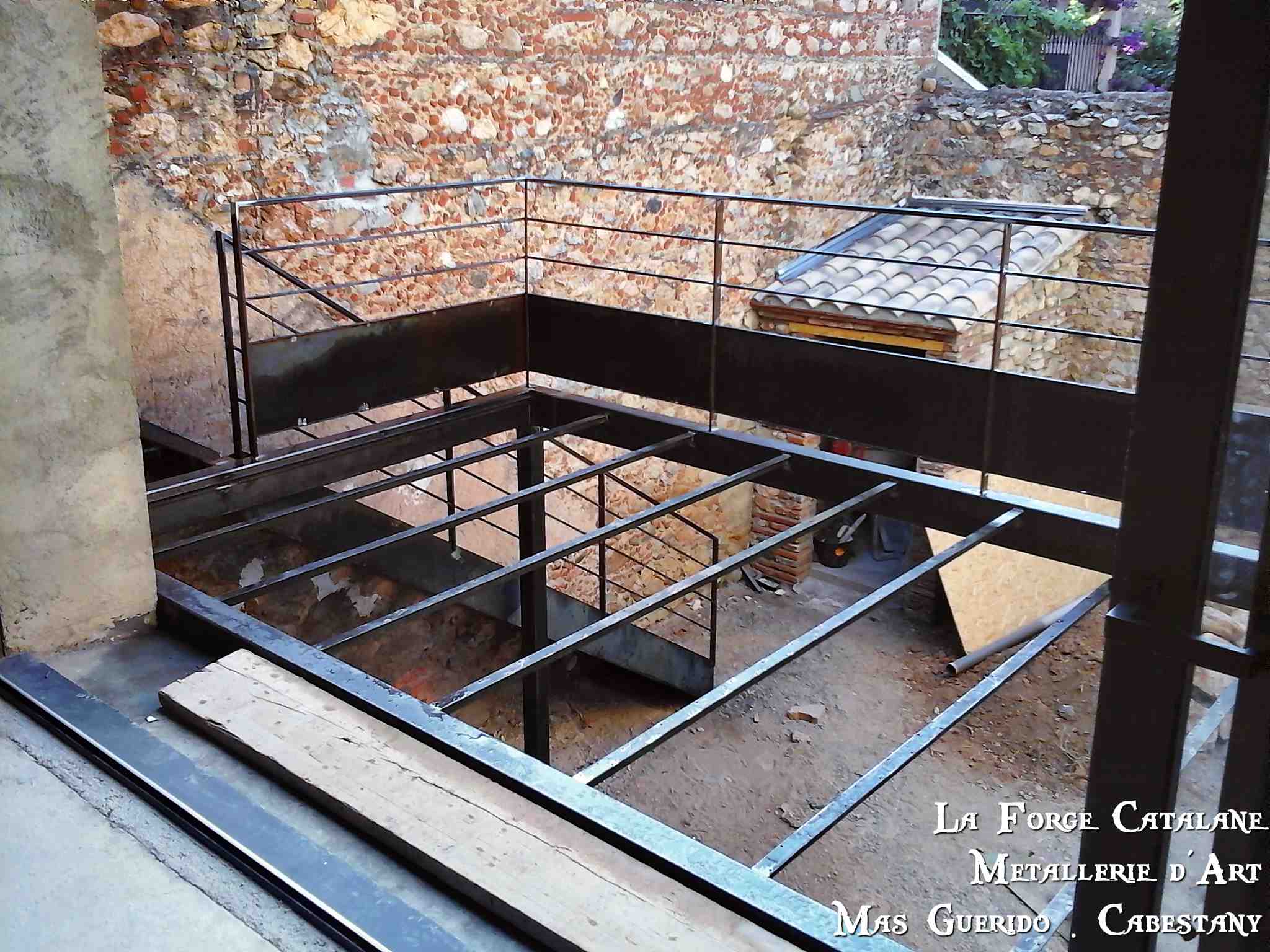 plate forme plancher lames de bois garde corps soubassement tole pleine forge catalane 2.jpg